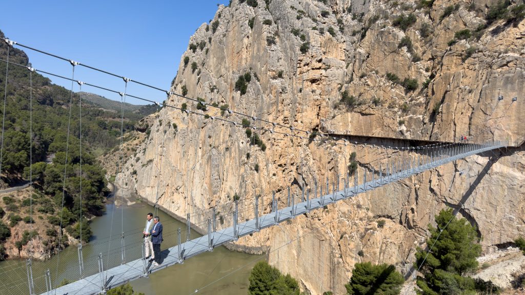 20260609 Juanma Moreno, pte. de la Junta de Andalucía, y Francisco Salado, pte. de la Diputación, en el nuevo puente colgante del Caminito del Rey