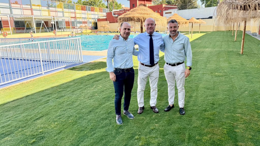 20260612 Carlos Rueda, Manolo Barón y Juan Rosas en la Piscina Municipal de verano de Antequera