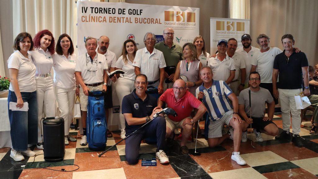 20260620 Foto de familia de organizadores y mejores clasificados del IV Torneo de Golf Clínica Dental Bucoral