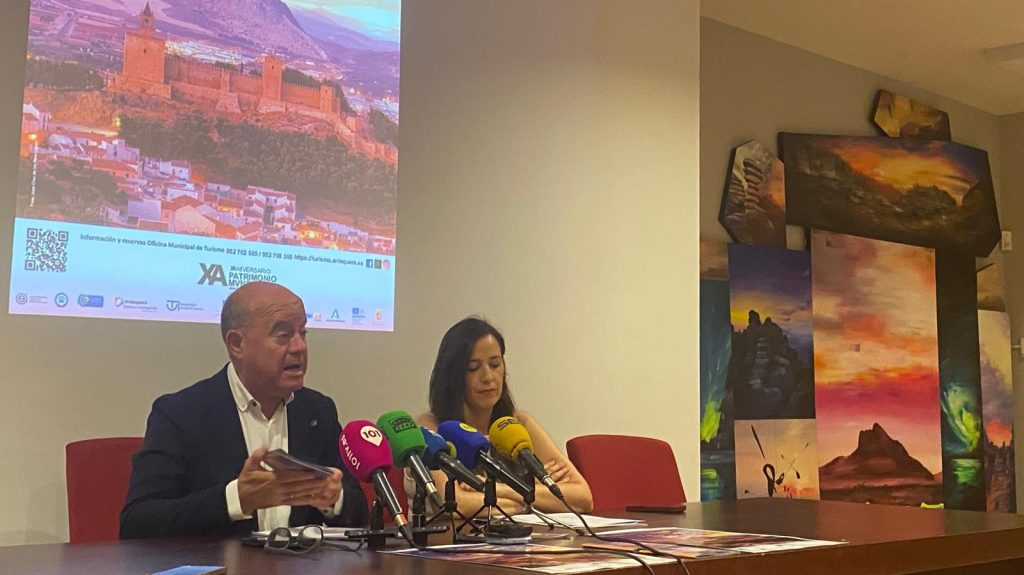 20260625 El alcalde Manolo Barón y la edil de Turismo, Ana Cebrián, en el programa Luz de Luna 2026 de Antequera