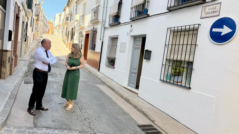 20260626 El alcalde Manolo Barón y la edil de Obras, Teresa Molina, en la calle Tinajerías de Antequera