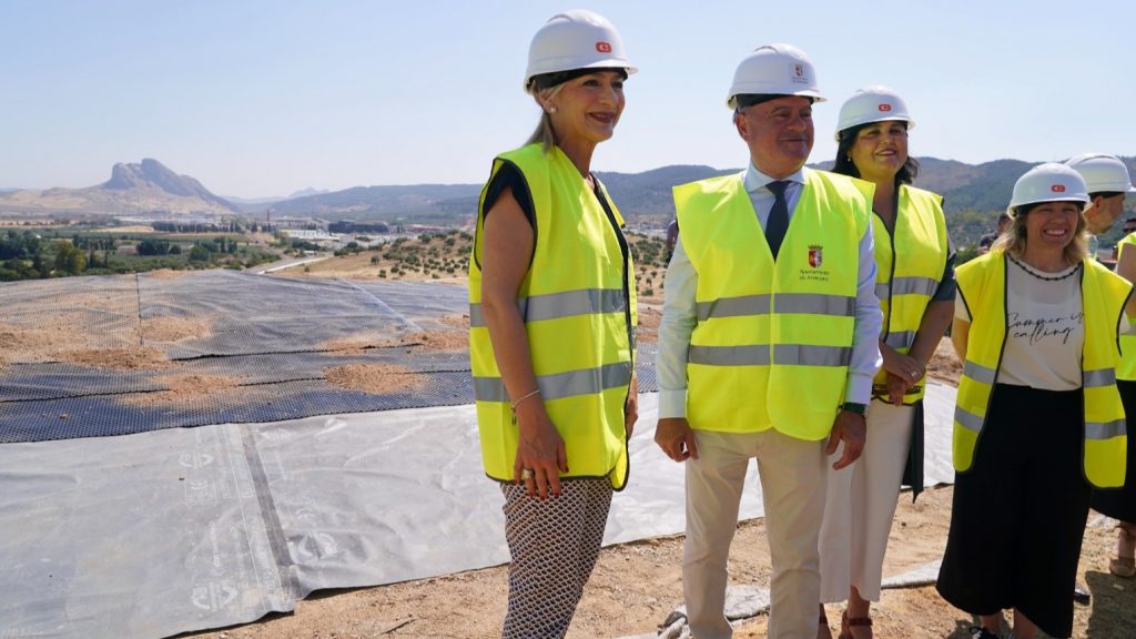 20260601 Patricia del Pozo, consejera de Cultura, junto con el alcalde Manolo Barón y responsables del Conjunto Arqueológico Dólmenes de Antequera