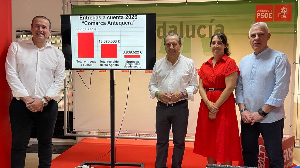 260630623 Manuel Lara (i) y José Luis Ruiz Espejo (c), junto con otros miembros del PSOE de Antequera en la sede local