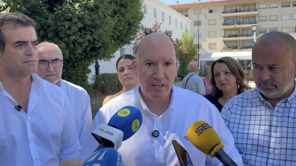 Carlos Cacajosa, nuevo coordinador de Vox en Antequera, junto al presidente en Málaga, Antonio Sevilla (i) y al secretario Jose Miguel Gutiérrez, en la plaza Castilla de Antequera