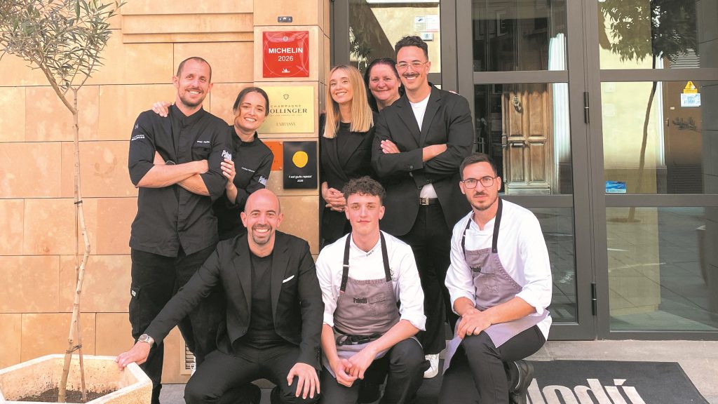 Diego Aguilar (i), junto a Cristina Cánovas y el equipo de Palodú