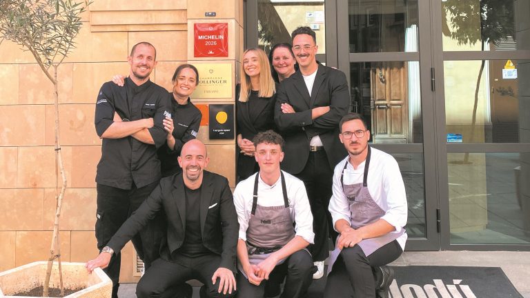 Diego Aguilar (i), junto a Cristina Cánovas y el equipo de Palodú