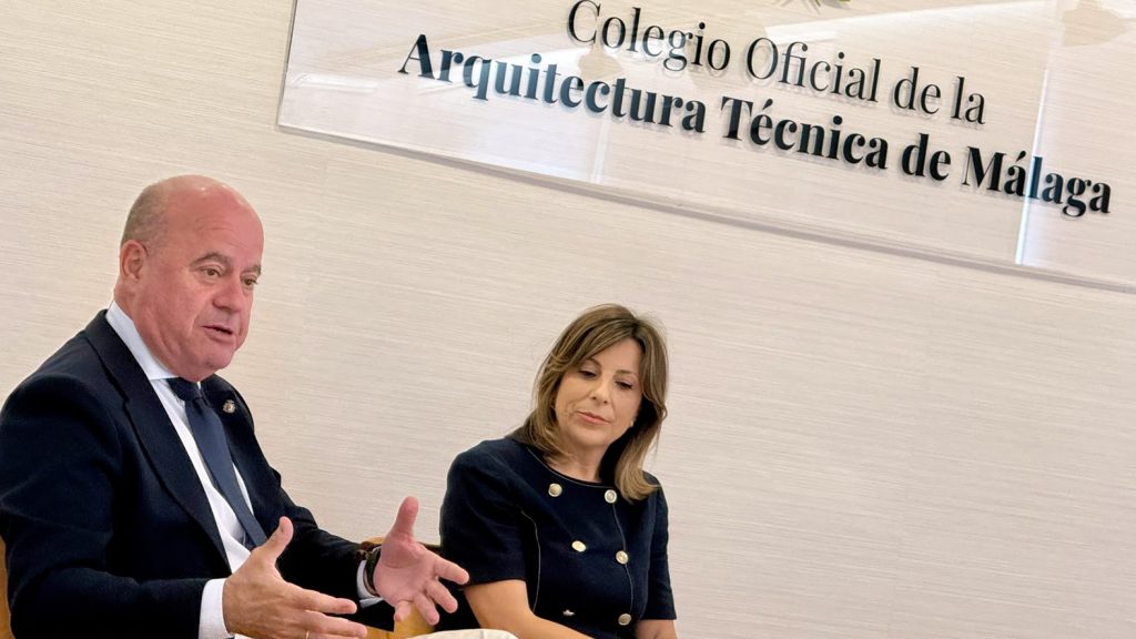 El alcalde de Antequera, Manolo Barón, junto a su homóloga en Ronda, Maripaz Fernández en unas jornadas sobre gestión de patrimonio en Málaga