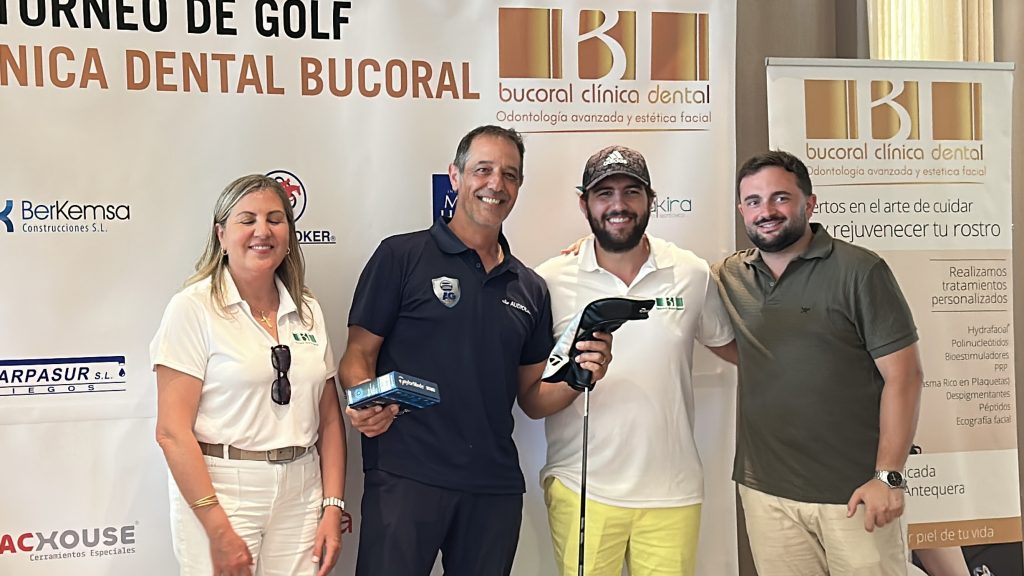 Fernando García (centro), primer clasificado de la 3ª categoría del IV Torneo de Golf Clínica Dental Bucoral