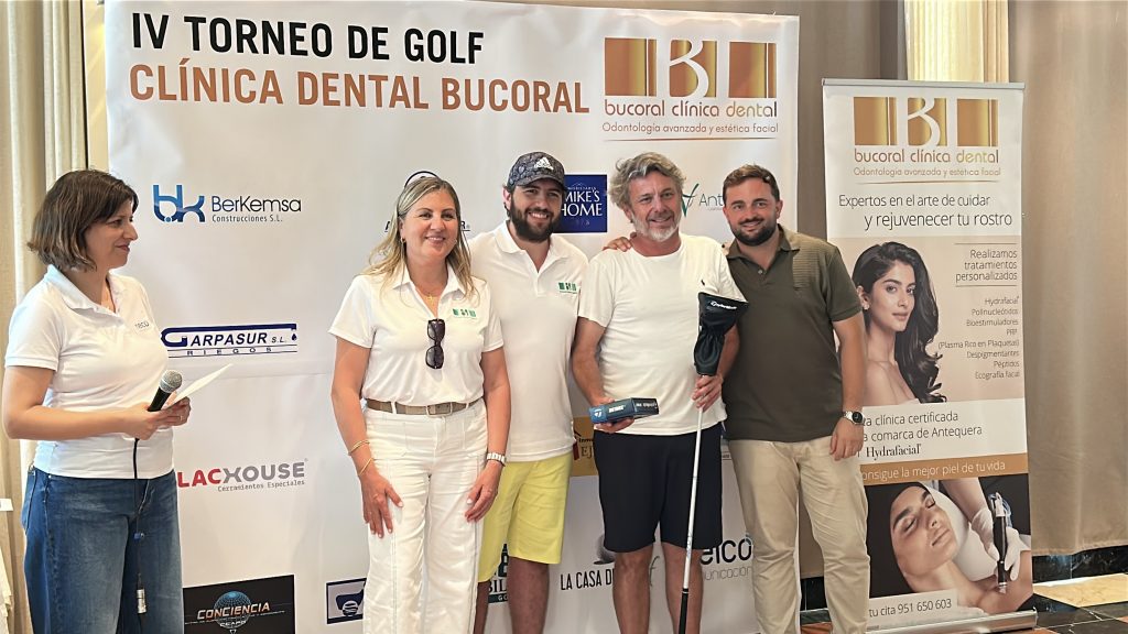 Javier Cuberos (centro), primer clasificado de la 1ª categoría del IV Torneo de Golf Clínica Dental Bucoral