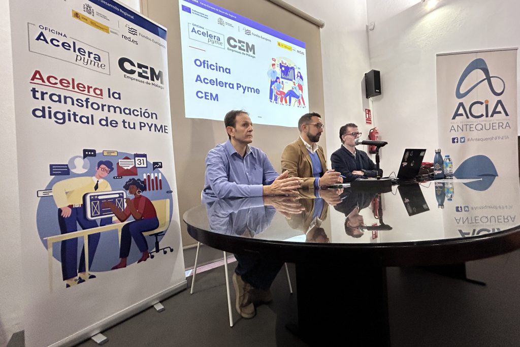 Jorge del Pino (centro) en la inauguración en un curso sobre Inteligencia Artificial para pymes