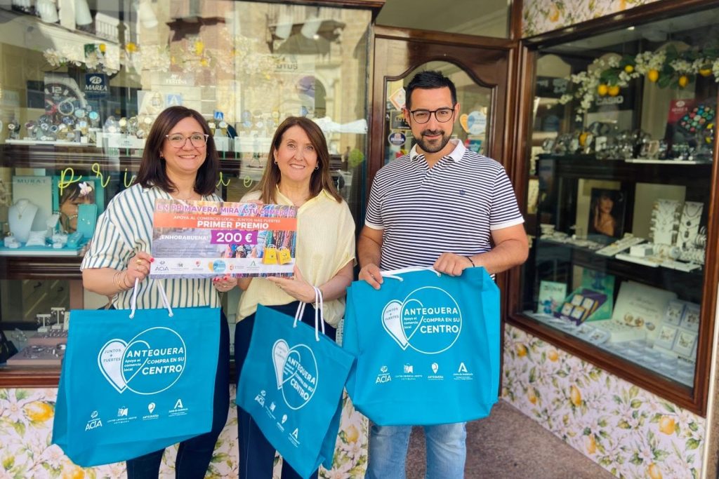 Jorge del Pino, entregando a la Joyería Zurich el premio del Concurso de Escaparates de la campaña primavera de la ACIA