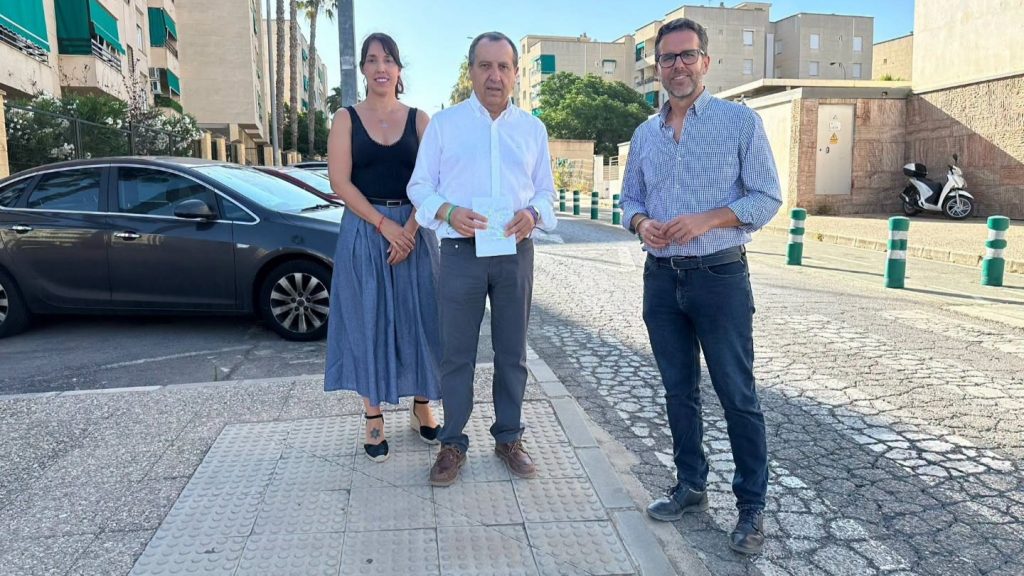 José Luis Ruiz Espejo, secretario general del PSOE de Antequera, junto a los ediles Noemí Escobar y Kiko Calderón, en una calle de la urbanización Parquesol