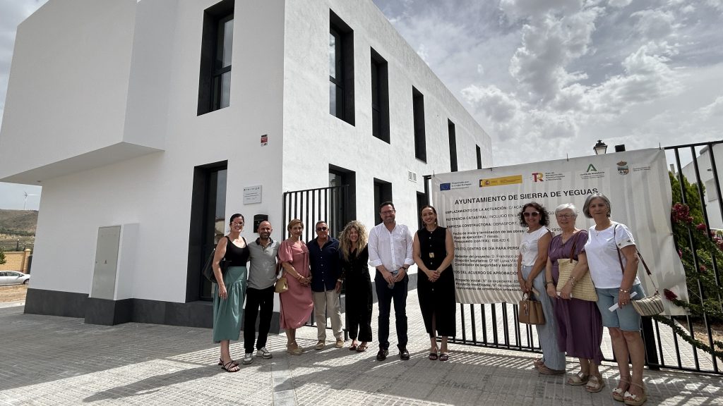 Laura Valle (centro), junto a representantes municipales y de la Pro-Centro de Día de Sierra de Yeguas
