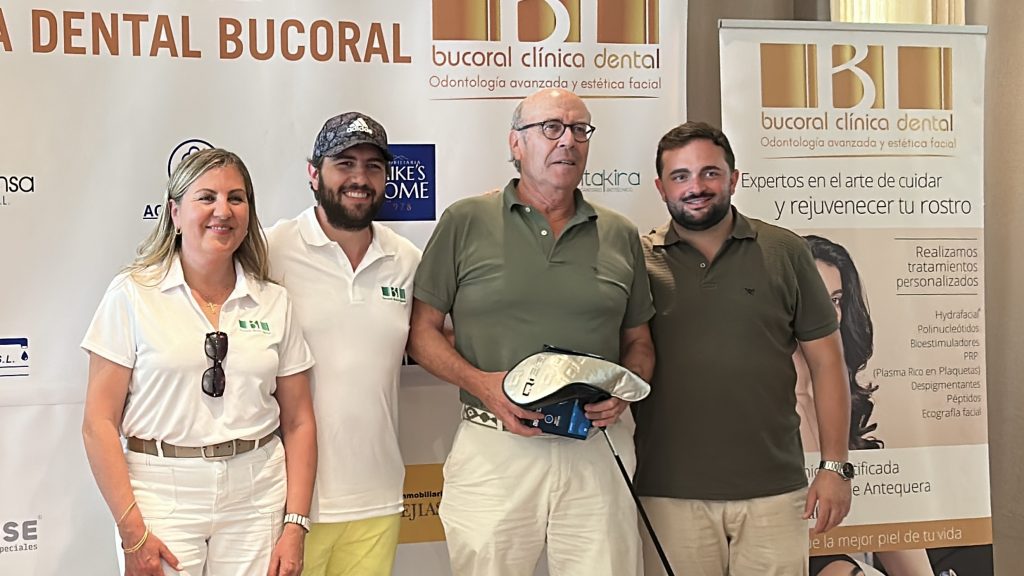 Ricardo Quintanilla (centro), primer clasificado de la 2ª categoría del IV Torneo de Golf Clínica Dental Bucoral