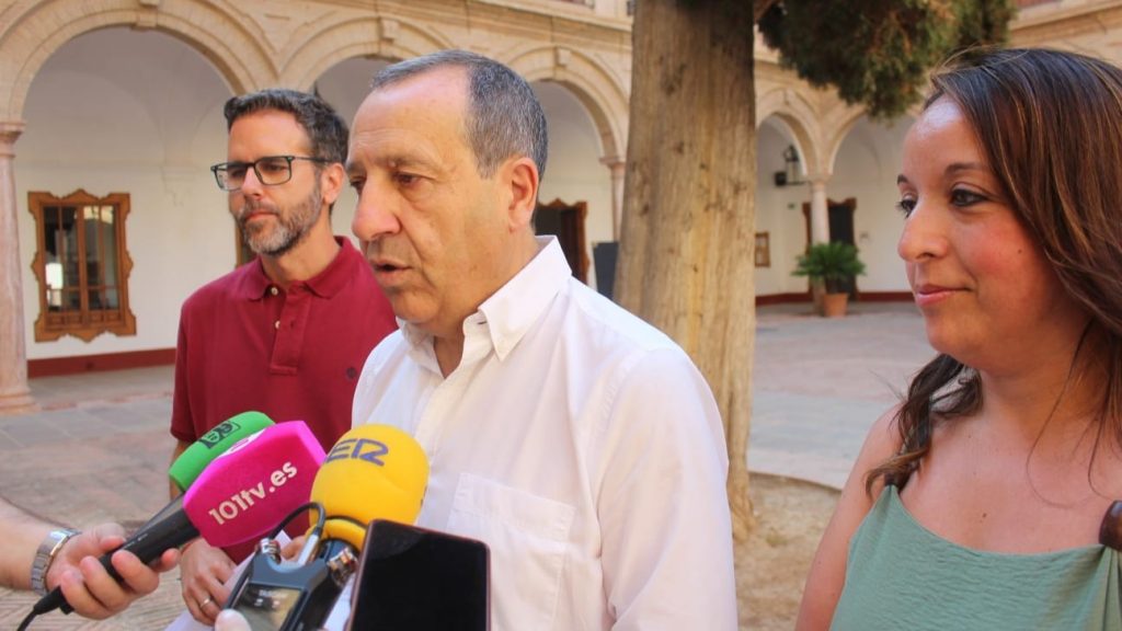 20260630 José Luis Ruiz Espejo, secretario general del PSOE de Antequera, junto a los ediles Kiko Calderón y María José González