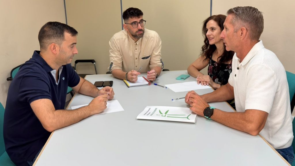 202607014 Reunión del alcalde Daniel Gómez y el edil de Empleo, Diego Pérez, con personal del Servicio de Andalucía Orienta de Campillos