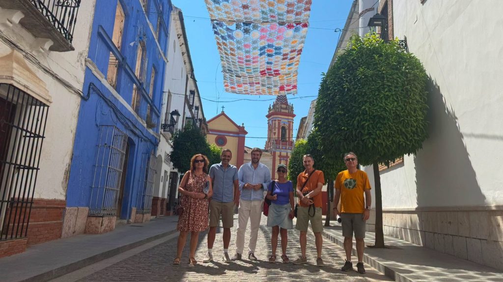 20260706 El alcalde Andrés Morón, junto a miembros de la Asociación Española de Geografía, en su visita a Cañete la Real
