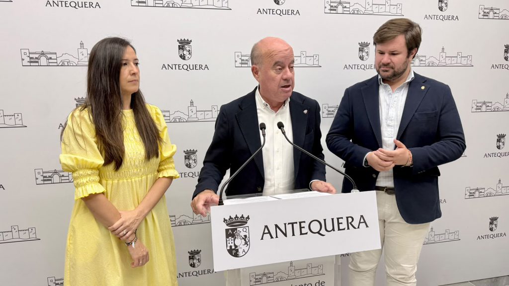 20260706 Manolo Barón, junto a los ediles Ana Cebrián y Antonio García Mendoza en el Ayuntamiento de Antequera