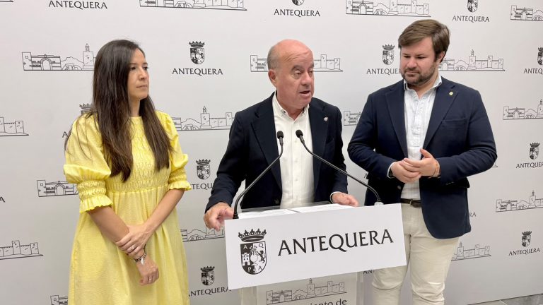 20260706 Manolo Barón, junto a los ediles Ana Cebrián y Antonio García Mendoza en el Ayuntamiento de Antequera