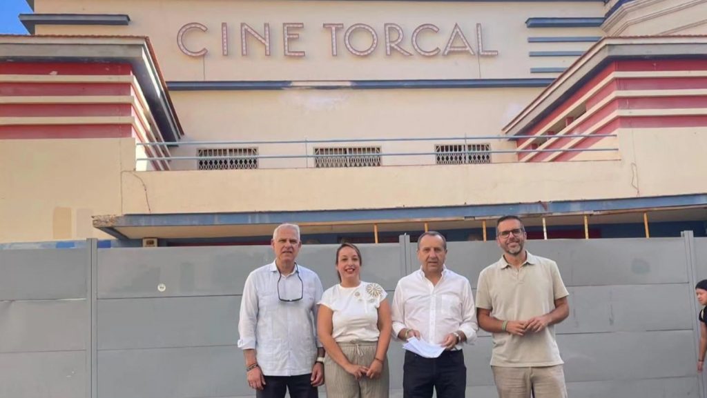 20260709 José Luis Ruiz Espejo, junto a otros miembros del PSOE de Anetquera frente al Teatro Torcal