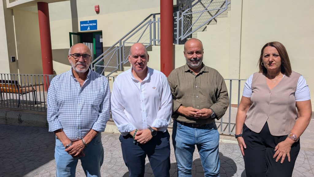 20260710 Carlos Cascajosa (de blanco), junto con otros miembros de Vox Antequera, junto a la Piscina Muncipal Cubierta de Antequera