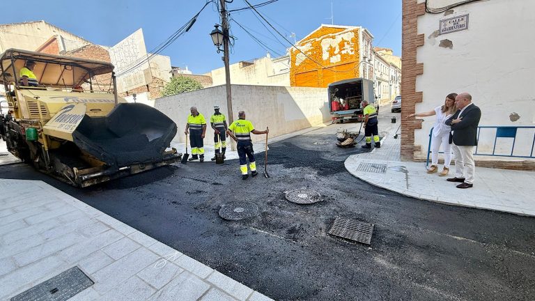 20260710 El alclade Manolo Barón y la edil de Obras, Teresa Molina, visitan las obras en la calle Aguardenteros de Antequera