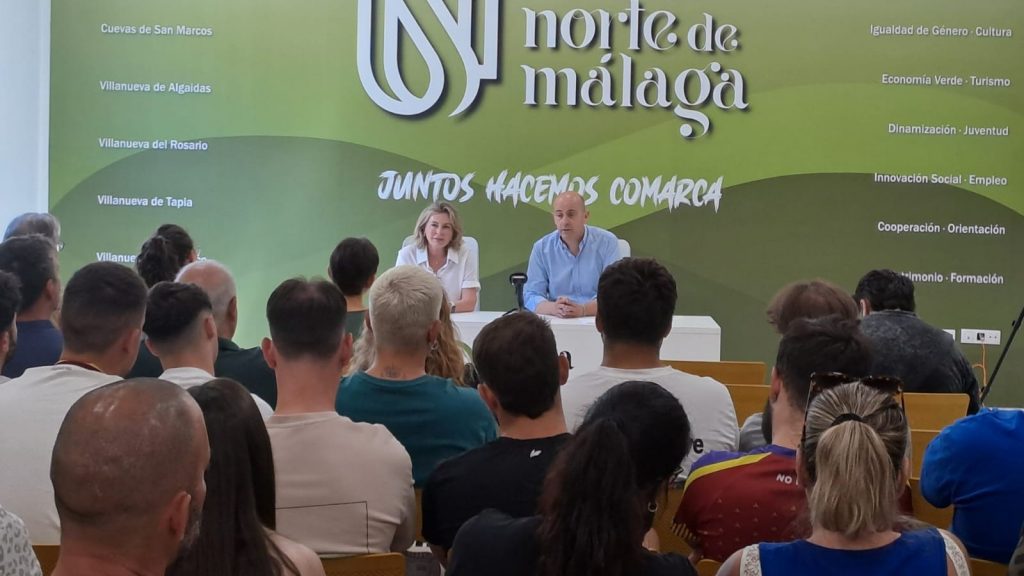 20260714 Carmen Sánchez Sierra, del terr. de Empleo, junto al alcalde José Manuel Almohalla, en su visita a Archidona