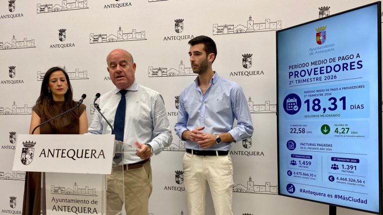 20260714 El alcalde Manolo Barón, presentando datos de la Hacienda municipal junto a los ediles Ana Cebrián y José Manuel Fernández