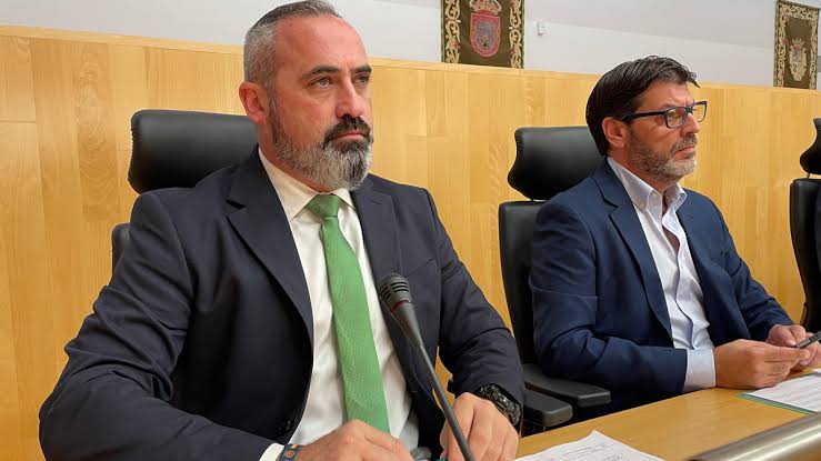 20260715 Antonio Luna, diputado provincial de Vox, junto a Francisco Garrido, compañero de grupo en la Diputación de Málaga