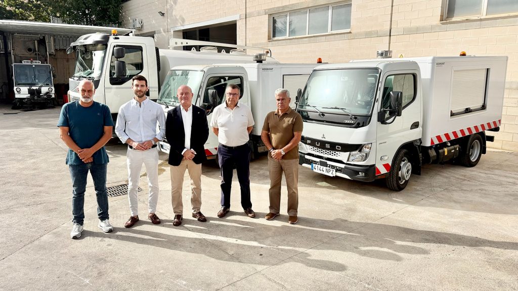 20260717 Presentación de la flota de vehículos para el servicio de baldeo y limpieza de calles de Antequera