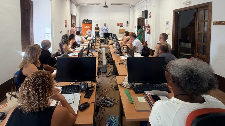 20260730 Visita de Paqui Sánchez, concejala de Políticas de Empleo al curso sobre Gestión Logística en Antequera