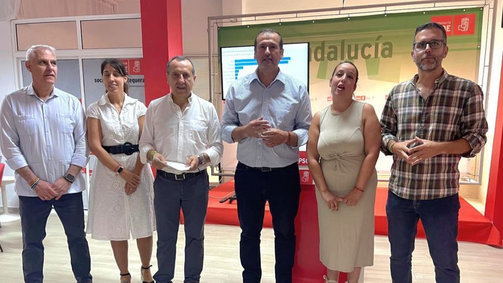 2060702 Manuel Lara, coordinador del PSOE en la comarca de Antequera, junto José Luis Ruiz Espejo (i) y otros miembros del PSOE de Antequera