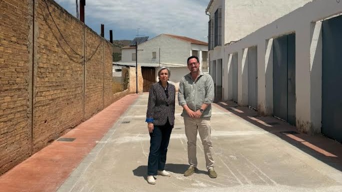 Ana Corredera, viceconsejera de Administración Local, y Miguel Ángel Sánchez, alcalde de Sierra de Yeguas, en la calle Camaritas
