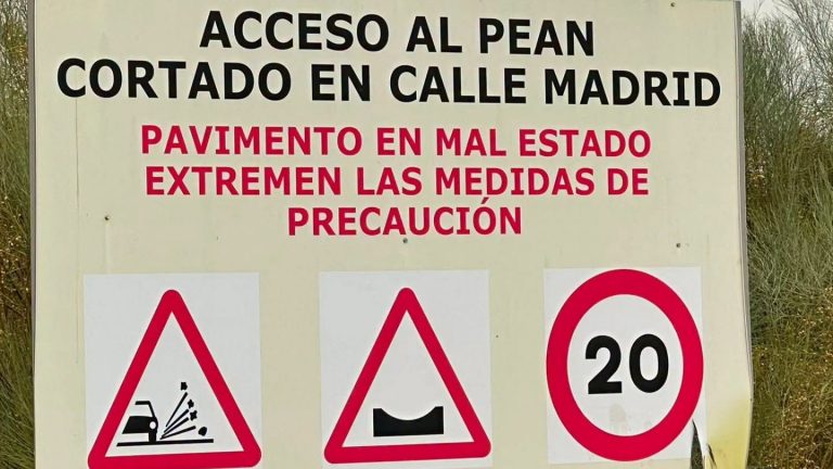 Cartel de calle cortada en el Parque Empresarial de Antequera