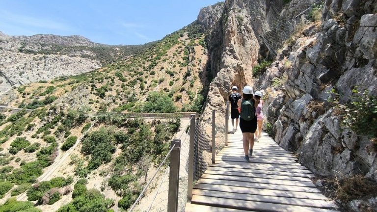 Creadores de contenido digital británicos recorriendo el Caminito del Rey