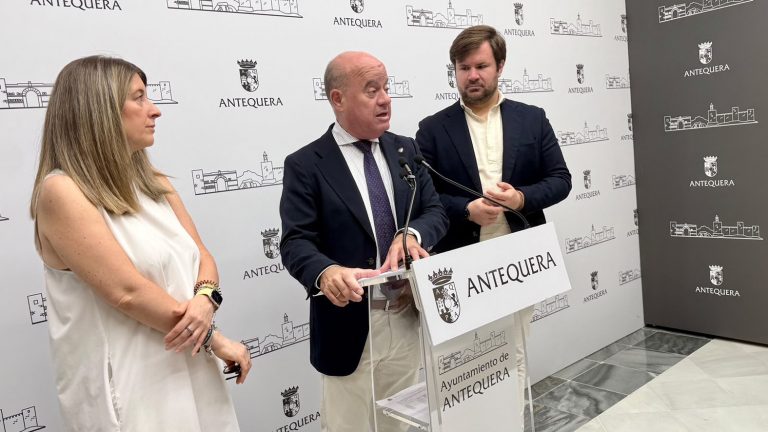 El alcalde Manolo Barón, junto a los ediles Teresa Molina y Antonio García Mendoza, presentando la solicitud de ayuda estatal para zonas dañadas por el tren de borrascas