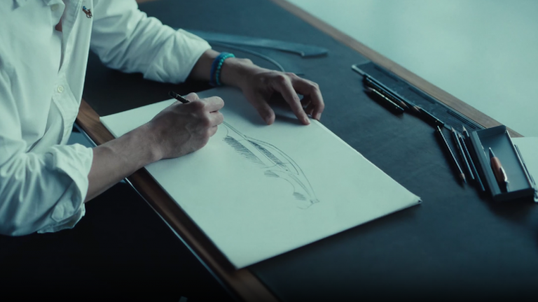 El diseñador Yasu Jordan esbozando el nuevo Bentley Torcal