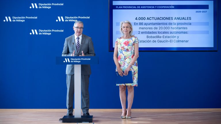 Francisco Salado y Francisca Caracuel presentando la inversión de la Concertación 2027 de la Diputación en infraestructuras hídricas