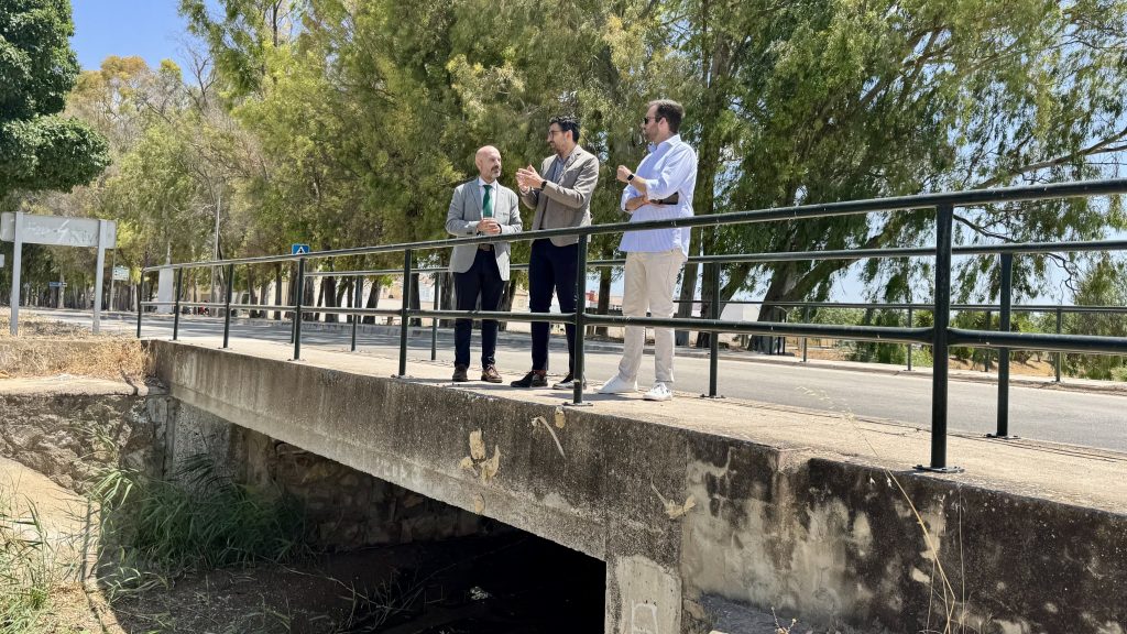 Javier Salas, Daniel Gómez y Adrián Cañamero en un puente sobre el arroyo Rincón de Campillos