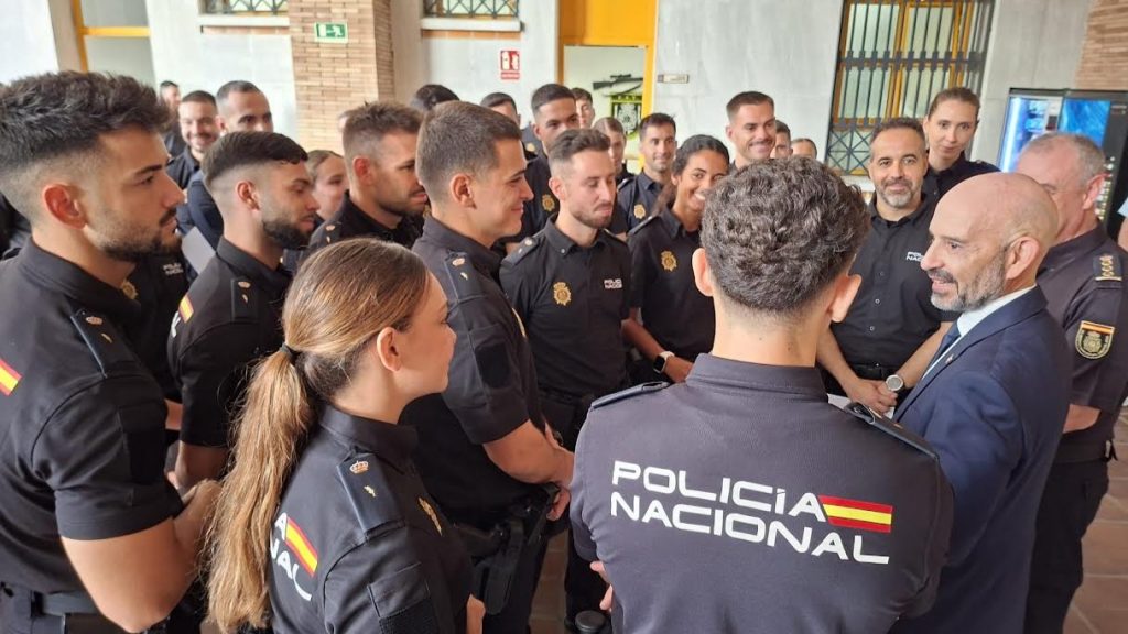 Javiera Salas, subdeelgado del Gobierno en Málaga, conversando con agentes de la Policía Nacional que se incorporan con la Operación Verano 2026