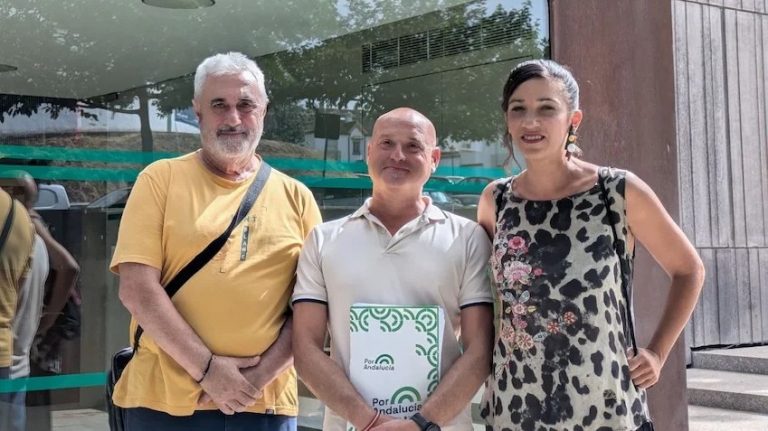 Juan José Florido, edil de IU en Carratraca (centro), junto a Toñi Morillas, coordinadora provincial en Málaga, en los Juzgados de Antequera