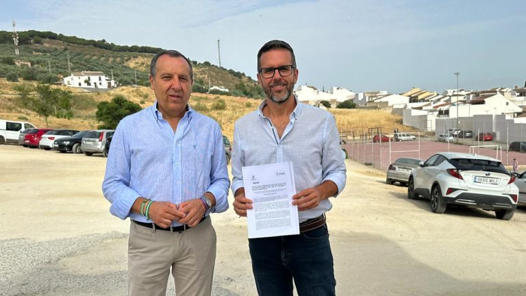 Los ediles socialistas José Luis Ruiz Espejo y Kiko Calderón en la parcela trasera de la calle Alcalá de Antequera