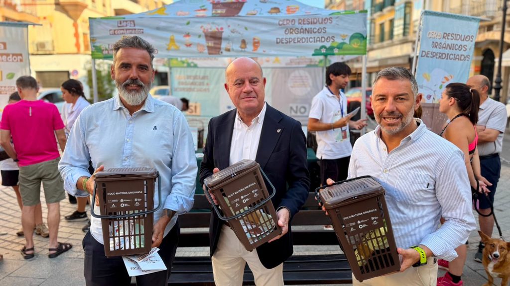 Luis Rodríguez, Manolo Barón y Juan Rosas, con los cubos para separar los residuos orgánicos repartidos a la ciudadanía