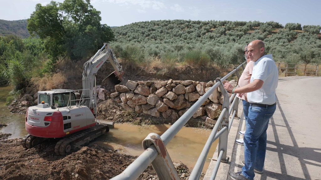Manuel Almohalla, alcalde de Archidona, visitando las obras en el cauce del arroyo Marín