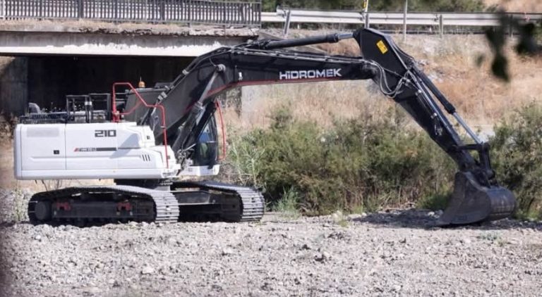 Maquinaria en las obras para desdoblar cuatro kilómetros más en la A-357 (Foto: Daniel Pérez García-Santos)