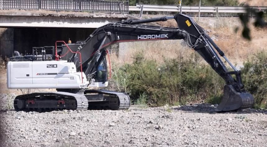 Maquinaria en las obras para desdoblar cuatro kilómetros más en la A-357 (Foto: Daniel Pérez García-Santos)