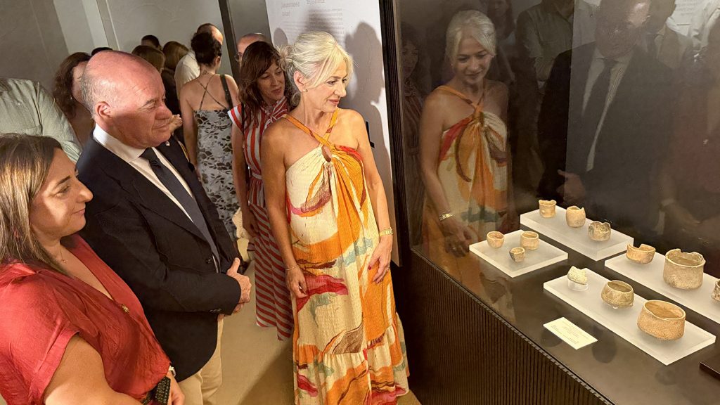 Patricia del Pozo (d), junto con Manolo Barón en la exposición sobre el megalistimo en Almería en el Museo del Sitio de los Dólmenes