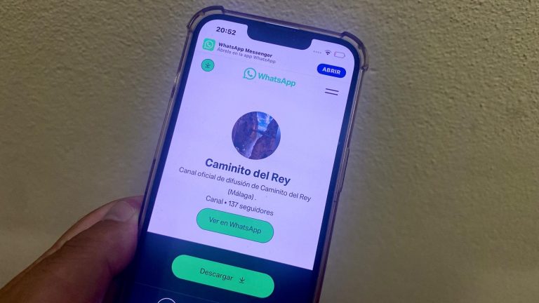 Usuario accediendo al nuevo canal de Whatapp del Caminito del Rey