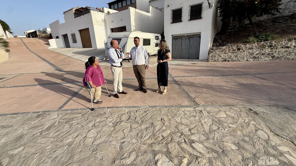 20260108 Sara Ríos, Manolo Barón, Alejandro Pascual y Teresa Molina, en la trasera de la calle Málaga de Villanueva de Cauche