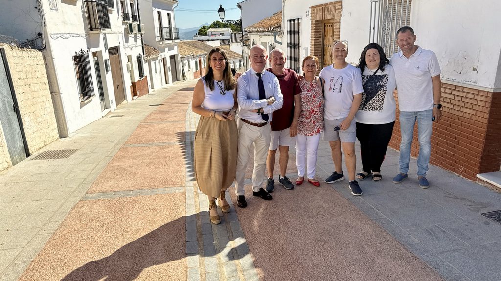 20260806 Responsables municipales junto a vecinos del barrio de San Juan en la calle Santa María la Vieja de Antequera